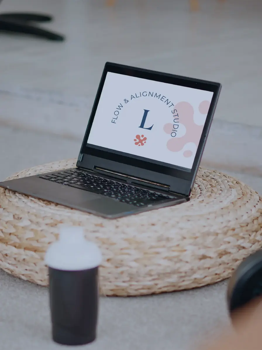 Logo Branding Kit LUVIA für Yoga und Pilates Studios in den Farben Ocean Blue, Mist Blue und Koralle