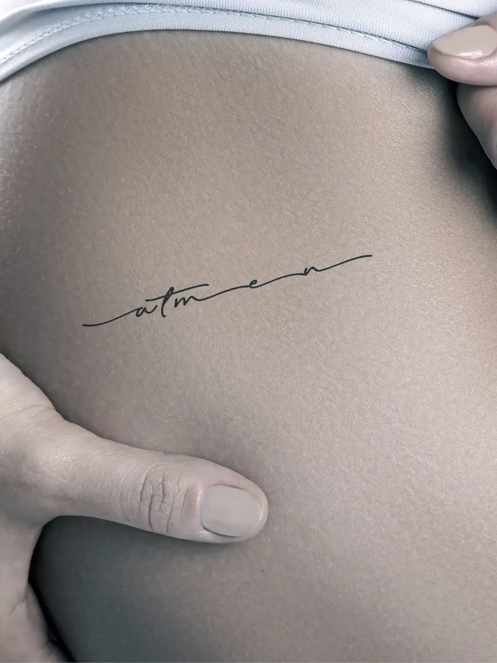 Fineline Tattoo Schriftzug ‘atmen’ – zarte Tattoo Vorlage für moderne Frauen (Sofort-Download)