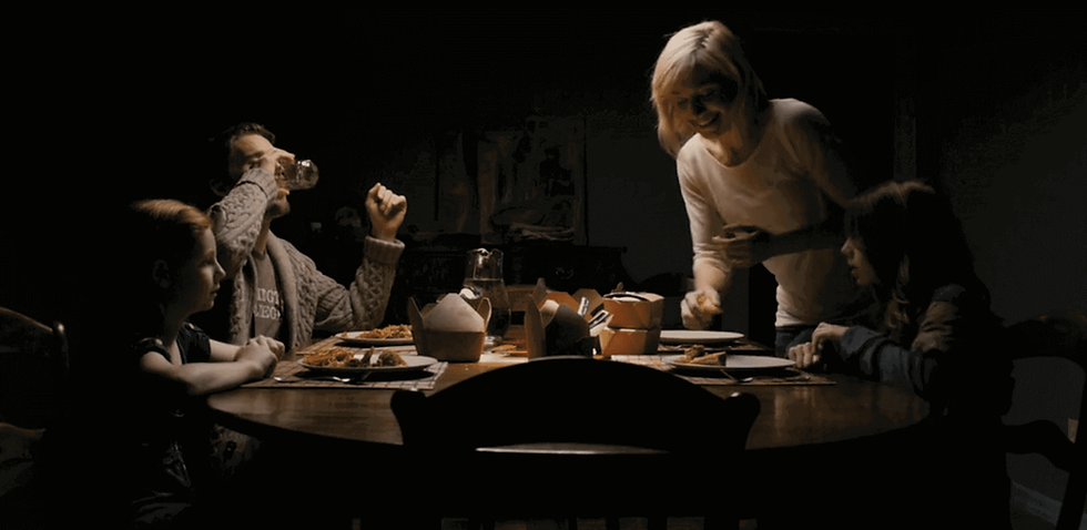 Sinister Ethan Hawke's Ellison Oswalt is enjoying some quality dinner time with his family (his wife, Juliet Rylance as Tracy Oswalt; Clare Foley as Ashley Oswalt; Michael Hall D'Addario as Trevor Oswalt)