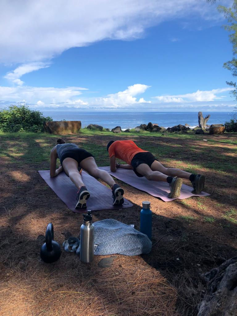 le coach sportif et sa cliente réalisent des ateliers de gainage