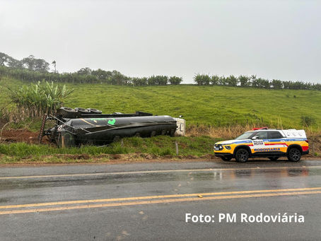 Caminhão tomba em Campestre