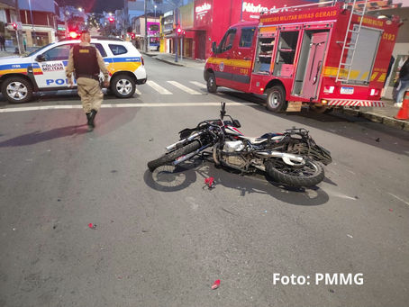 Motociclista morre após atropelar pedestre, sofrer queda e ficar preso embaixo de carro em Poços