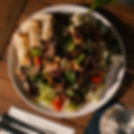 Großer Salat mit knusprig gebackenen Austernpilzen