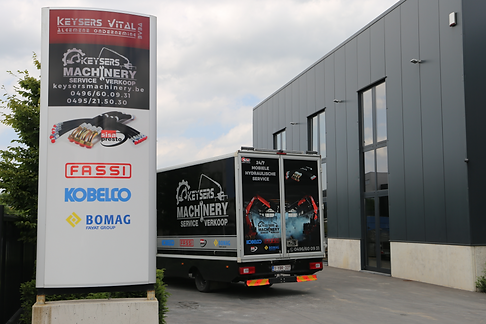 ONZE CAMIONETTE MET SPONSERS.png