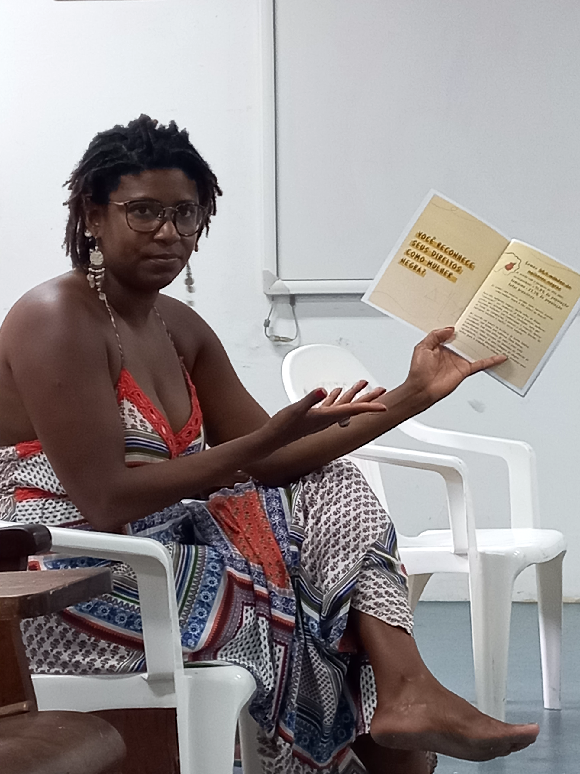 Monique segurando a cartilha "Mulheres Negras e o Feminismo de Cada Dia" | Foto por: Beatriz de Oliveira