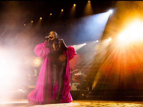 Alicia Keys deslumbró en el Movistar Arena y sorprendió al invitar a una cantante argentina