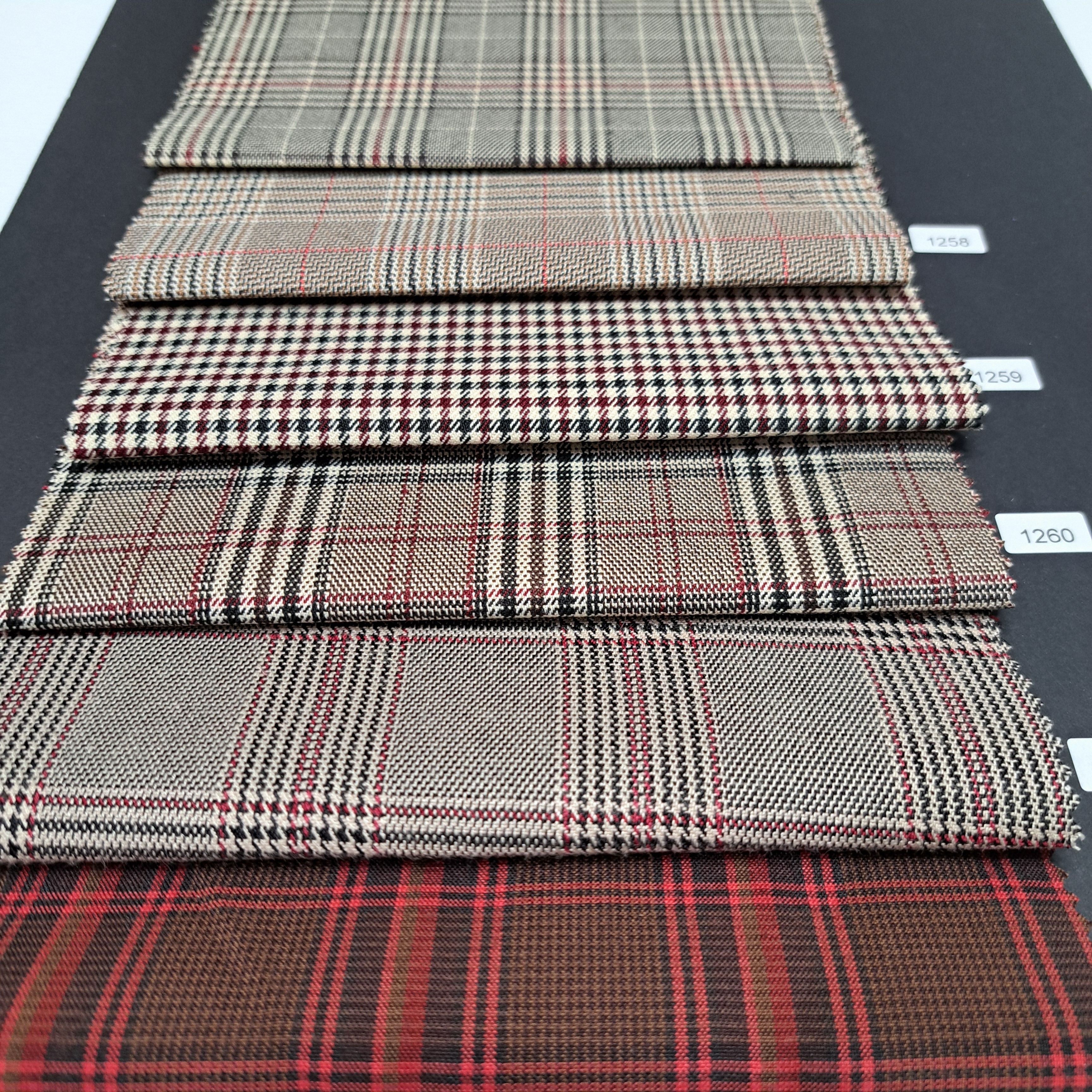 44 % Poliéster 42 % Viscosa 11 % Algodón 3 % Elastano