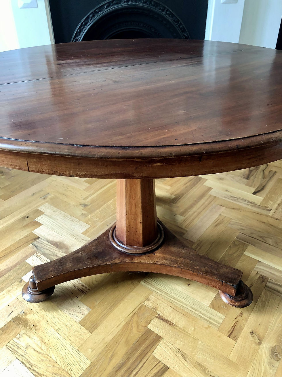 Thumbnail: 19th Century Round Tilt Top Breakfast / Dining Table