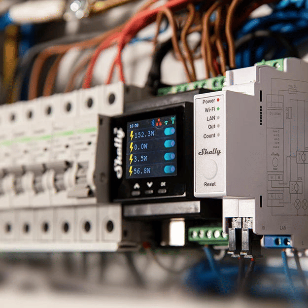 Miniaturbild: Shelly Pro EM-50 Wi‑Fi Energiezähler mit Kontaktschalter, DIN‑Schiene