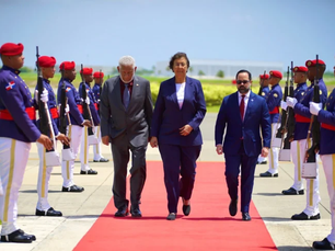 Presidenta de Surinam llegó a República Dominicana; se reunirá con Abinader el lunes