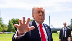 Trump dice que está dividido entre cerrar un acuerdo o atacar a Irán