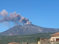 Volcán Etna en Italia aumenta su actividad; cierran el espacio aéreo de Sicilia