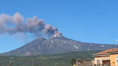 Volcán Etna en Italia aumenta su actividad; cierran el espacio aéreo de Sicilia