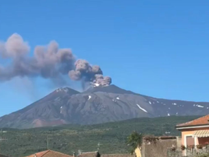 Volcán Etna en Italia aumenta su actividad; cierran el espacio aéreo de Sicilia