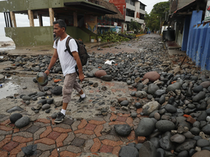 Al menos 95 evacuados tras impactar la tormenta Cristina en la zona costera de El Salvador