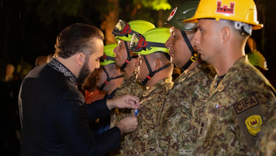 Bukele condecora a los rescatistas que viajaron a Venezuela