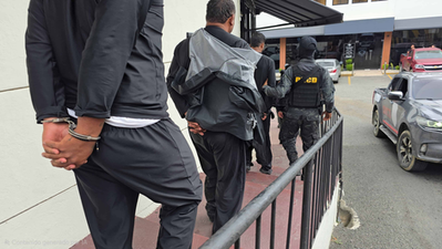 Persecución marítima culmina con decomiso de 450 paquetes de droga y arresto de cuatro venezolanos en RD