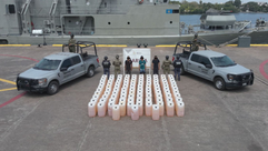 Aseguran embarcación con 103 bidones de combustible en costas de Michoacán; hay tres detenidos