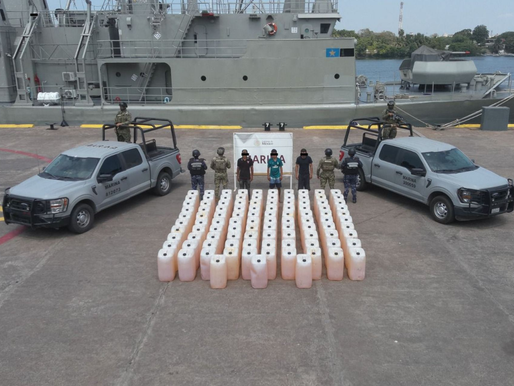 Aseguran embarcación con 103 bidones de combustible en costas de Michoacán; hay tres detenidos