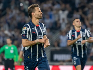 Sergio Canales discute con entrenador de Rayados, patea una puerta y sufre una herida