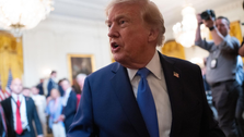 Trump pausa tres días los aranceles del 50 % a Canadá y asegura que hay un acuerdo