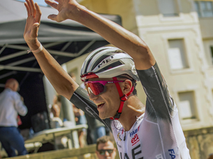 Isaac del Toro se impone en la sexta etapa del Tour de los Emiratos y lidera la general