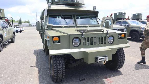 Abinader entrega blindado Furia VBD-2 e incorpora drones y 179 vehículos para reforzar las Fuerzas Armadas