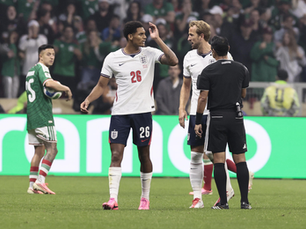 Jarell Quansah es sancionado con dos partidos por su expulsión ante México