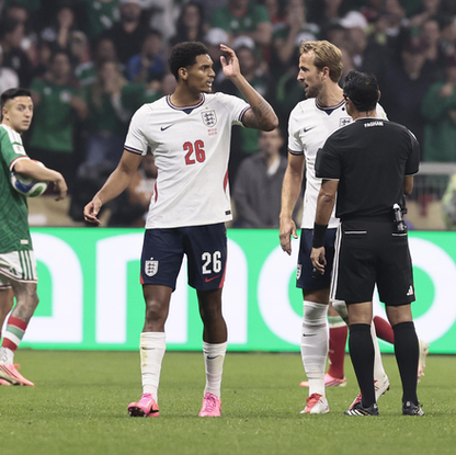 Jarell Quansah es sancionado con dos partidos por su expulsión ante México