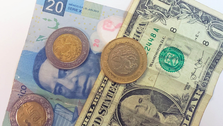 Peso perfora la barrera de las 17 unidades por dólar