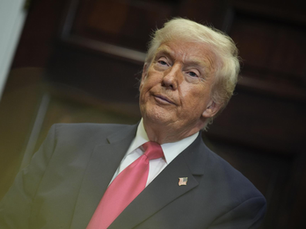 Trump propone tope de 10% a intereses de tarjetas de crédito en EE.UU.