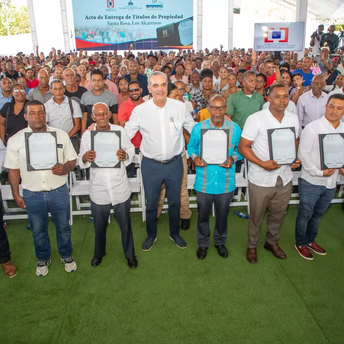 Abinader entrega 1,750 títulos de propiedad a familias de Los Alcarrizos
