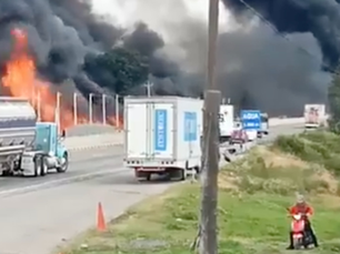 Cierran la autopista México-Puebla por choque e incendio de dos pipas