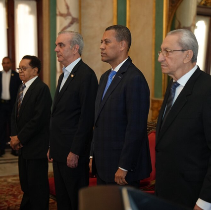 Luis Abinader otorga condecoración póstuma al periodista dominicano Orlando Howley tras 51 años de su asesinato