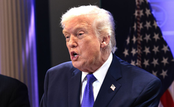 Anuncia Trump escolta militar para cruzar Ormuz y seguros “razonables” a las navieras