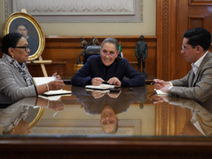 Sheinbaum habla con el papa León XIV y lo invita a México