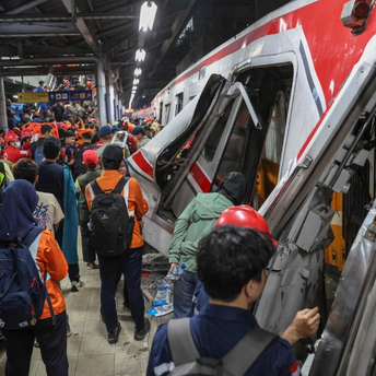 Choque de trenes en Indonesia deja 15 mujeres muertas