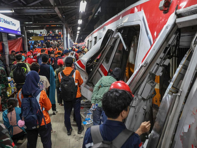 Choque de trenes en Indonesia deja 15 mujeres muertas