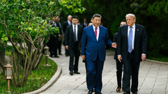 Trump sopesa levantar sanciones a las empresas chinas que compran petróleo iraní