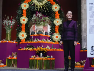 Sheinbaum presenta ofrenda del Día de Muertos en Palacio Nacional; la dedica a mujeres indígenas de México