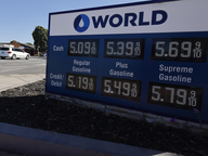 Gasolina en Estados Unidos alcanza los 3.88 dólares por galón, el precio más alto desde 2022