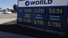Gasolina en Estados Unidos alcanza los 3.88 dólares por galón, el precio más alto desde 2022