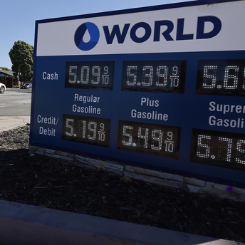 Gasolina en Estados Unidos alcanza los 3.88 dólares por galón, el precio más alto desde 2022