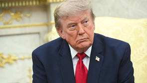 Trump dice que ICE ‘está haciendo un gran trabajo’; contradiciendo la pausa del DHS en los retenes