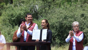 Sheinbaum renombra el Paso de Cortés como el “Paso los Pueblos Indígenas”; firma decreto sobre jornada de reforestación anual