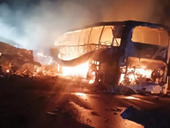 Choque entre autobús y tráiler en la carretera Escárcega-Villahermosa deja 35 muertos