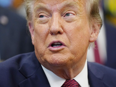 Interceptan dos aviones que violaron el espacio aéreo del club donde estaba Trump