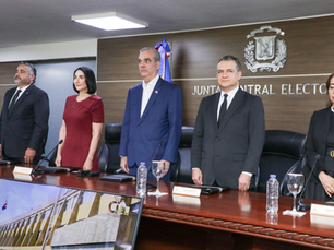 Presidente Abinader y primera dama reciben la primera cédula de identidad y electoral emitida por la JCE
