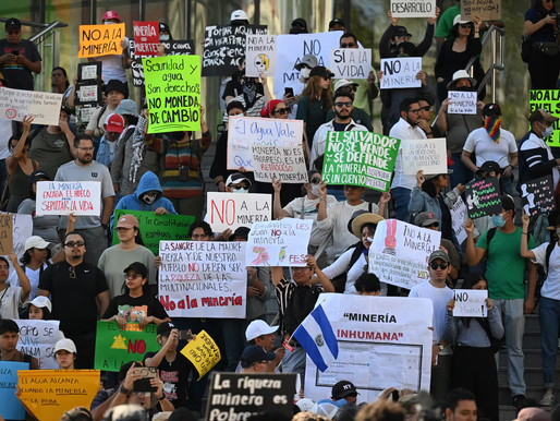 Salvadoreños protestan por ley de minería metálica impulsada por Nayib Bukele