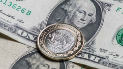 Peso registra su nivel más débil frente al dólar desde 2025